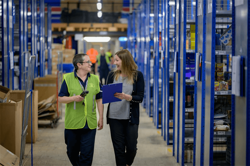Warehouse worker using barkod tarayıcı